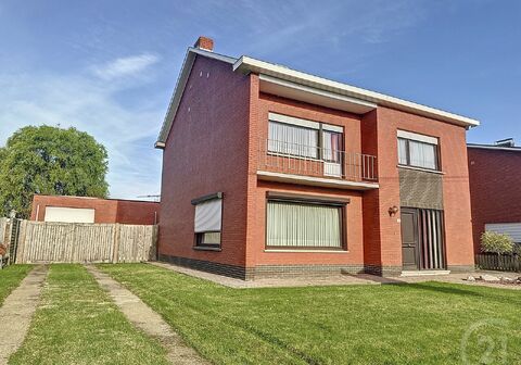 Deze woning biedt een ruime en lichte living, een praktische keuken, een veranda, een (kruip)kelder, een apart toilet, een badkamer en maar liefst vier slaapkamers. Bovendien is er een zolder die de mogelijkheid biedt om omgevormd te worden tot extra slaa