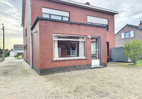 Deze woning biedt een ruime en lichte living, een praktische keuken, een veranda, een (kruip)kelder, een apart toilet, een badkamer en maar liefst vier slaapkamers. Bovendien is er een zolder die de mogelijkheid biedt om omgevormd te worden tot extra slaa