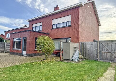 Deze woning biedt een ruime en lichte living, een praktische keuken, een veranda, een (kruip)kelder, een apart toilet, een badkamer en maar liefst vier slaapkamers. Bovendien is er een zolder die de mogelijkheid biedt om omgevormd te worden tot extra slaa