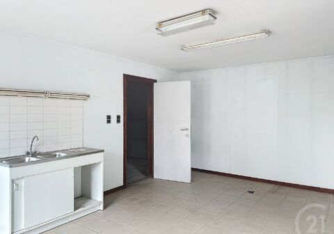 Deze woning biedt een ruime en lichte living, een praktische keuken, een veranda, een (kruip)kelder, een apart toilet, een badkamer en maar liefst vier slaapkamers. Bovendien is er een zolder die de mogelijkheid biedt om omgevormd te worden tot extra slaa