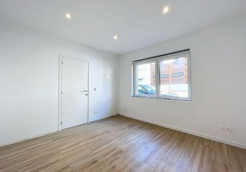 Welkom in deze prachtige woning die met zorg en aandacht werd gerenoveerd, waardoor je je bij het binnenkomen meteen thuis voelt. 
Bij binnenkomst tref je als eerste een veelzijdige ruimte aan de voorzijde, ideaal als slaapkamer, bureau of speelkamer. 
Ve