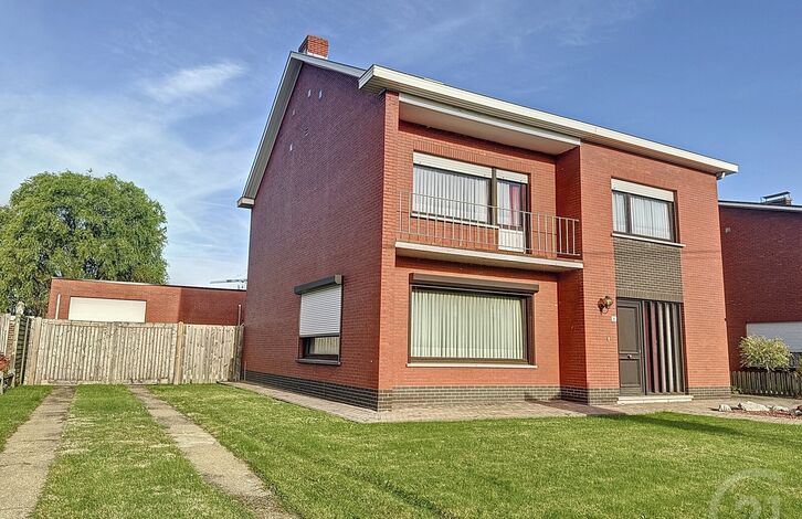 Deze woning biedt een ruime en lichte living, een praktische keuken, een veranda, een (kruip)kelder, een apart toilet, een badkamer en maar liefst vier slaapkamers. Bovendien is er een zolder die de mogelijkheid biedt om omgevormd te worden tot extra slaa